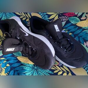 NWOT Nike Men's Sz-8 Black & White Casual, Lightweight, Mesh, Everyday Sneakers